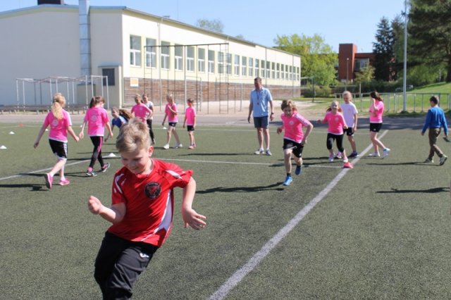 Futbola stunda 4.d klasei, kopā ar treneri Andi Ādamsonu